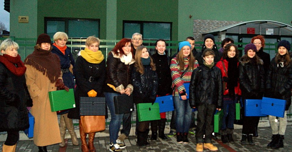 Grupa uczennic i uczniów Gimnazjum nr 2 w Łukowie, którzy zdobywają wiedzę i umiejętności przydatne negocjatorom. Fot. Arch. Gim. nr 2 w Łukowie