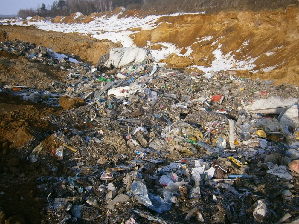 40 ciężarówek śmieci zostało wywiezionych na pole pod Szydłówką. 