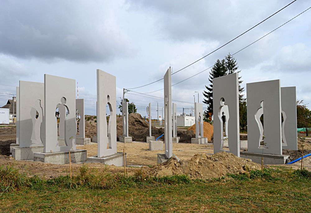 Na budowie pomnika akcji „Mitropa”. Fot. arch. UG w Trzebieszowie