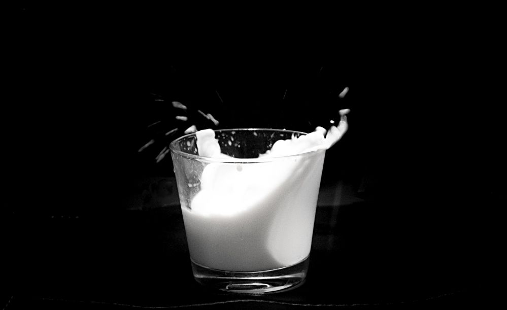 Czy mleko zawsze musi być białe? Odpowiedzi na pytanie poszukują uczniowie SP nr 5 w Siedlcach. Fot. Marylight, pixabay.com