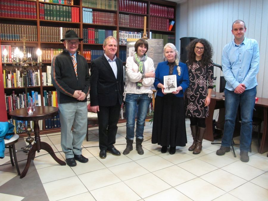Od lewej stoją: Tadeusz Goc, Eugeniusz Kasjanowicz, Monika Piątkowska, Jadwiga Madziar, Katarzyna Dmowska, fot. Aneta Abramowicz-Oleszczuk