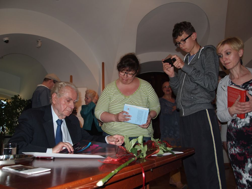 Po spotkaniu Wiesław Myśliwski cierpliwie podpisywał książki, fot. Aneta Abramowicz-Oleszczuk