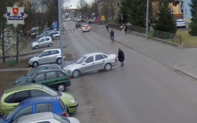 Piesza weszła na jezdnię. W tym momencie samochód ruszał z parkingu... Fot. Arch. KPP w Łukowie