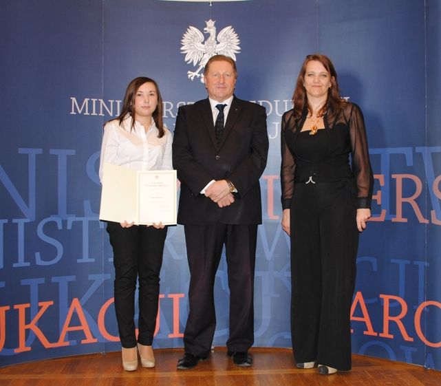 Na zdjęciu: Olga Puchała, wiceminister Tadeusz Sławecki i dyrektor LO w Kosowie Lackim Hanna Przesmycka. 
