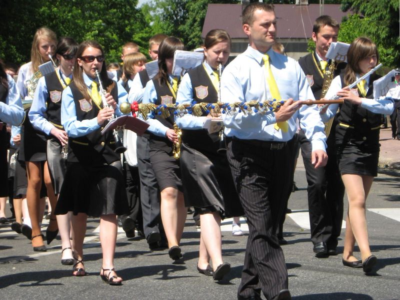 Orkiestra z Kałuszyna w marszu (fot. OSP Kałuszyn)