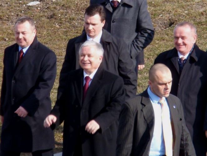 Prezydent RP Lech Kaczyński w towarzystwie m.in. Wojciecha Kudelskiego zaraz po wylądowaniu w Siedlcach. (fot. Monika Kowalczyk)  