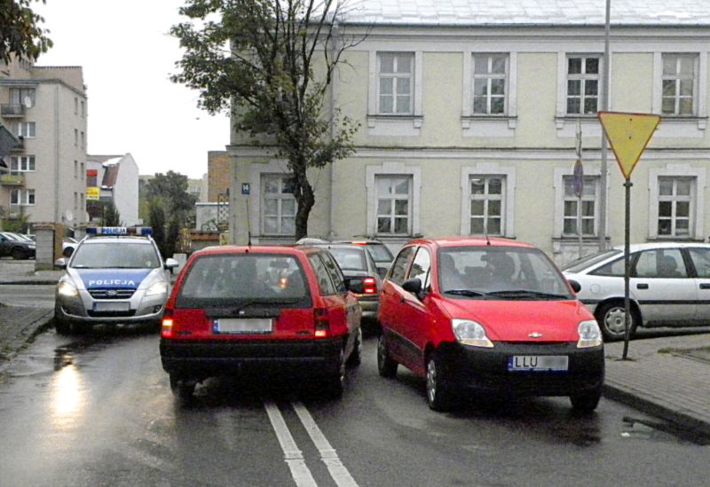 Kierowca czerwonego chewroleta zaparkował swój samochód niemal na środku skrzyżowania ul. Konwiktorskiej i głównej arterii miasta - ul. Piłsudskiego. Tym razem policja zareagowała dość szybko. Fot. PGL