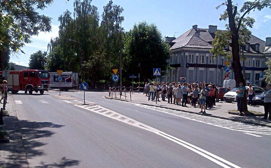 Mińsk Mazowiecki: Pracownicy UM ewakuowani na skutek informacji o podłożonej bombie. Fot. MP