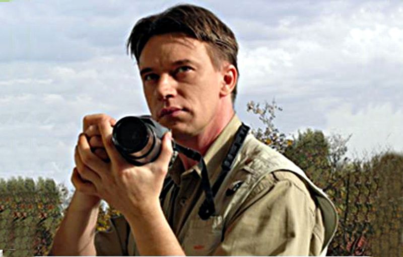 Krzysztof Petek, podróżnik, dziennikarz i pisarz, podczas swych wypraw nie rozstaje się z aparatem fotograficznym. Fot. z plakatu MBP w Krzywdzie