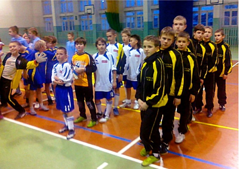 Młodzi piłkarze z łukowskiego AMPlusa podczas rozgrywek turniejowych w Węgrowie. Fot. Arch. AMPlus Łuków