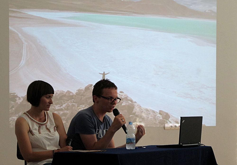 Magda Jurkowska-Bobusz i Tomek Bogusz. W tle slajd przedstawiający solną pustynię w okolicach Salt Lake City. Fot. PGL