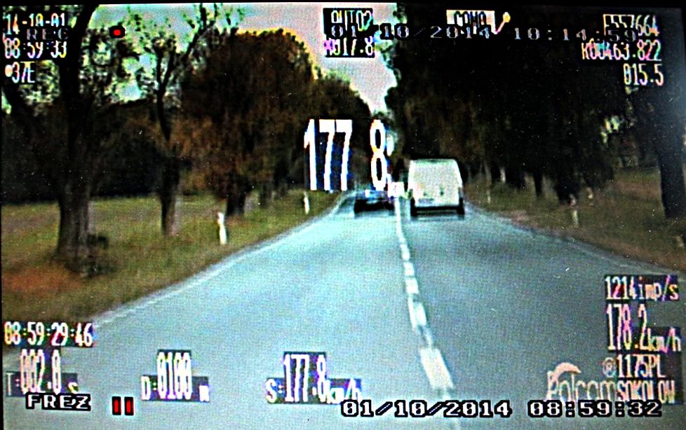 Klatka z wideorejestratora pokazująca z jaką prędkością gnał na złamanie karku kierowca bmw. Fot. Arch. KPP Sokołów Podlaski
