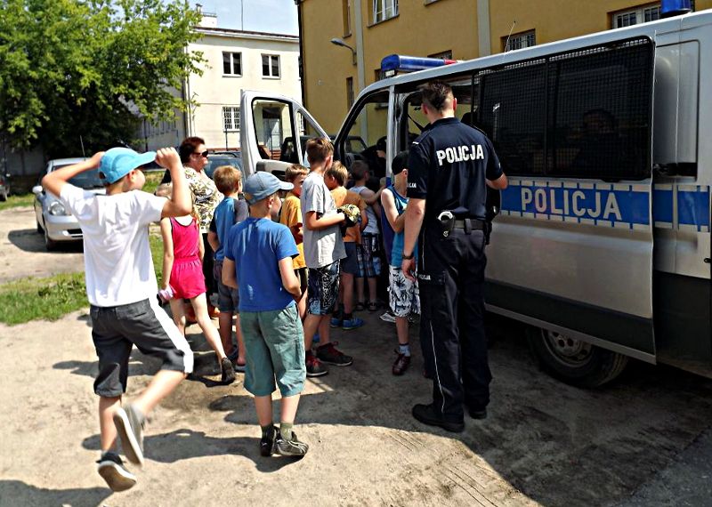 Dzieciom odwiedzającym węgrowską KPP najbardziej podobał się policyjny radiowóz. Fot. KPP w Węgrowie