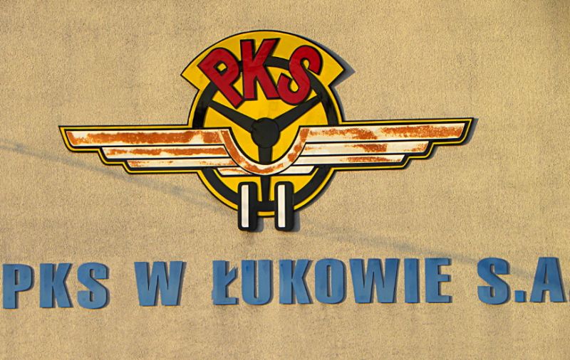 Znak firmowy na biurowcu łukowskiego PKS-u. Fot. PGL