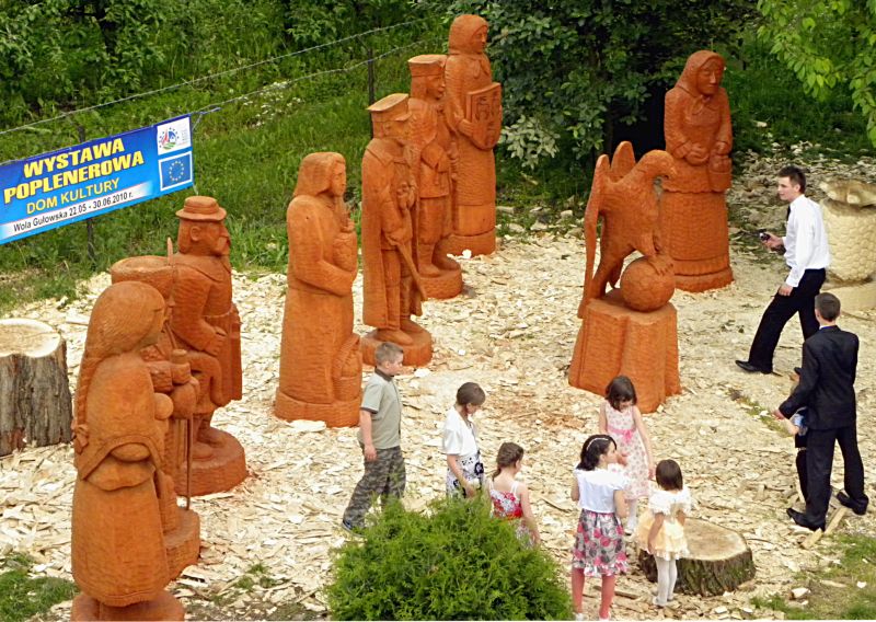 Ekspozycja rzeźb wykonana przez dorosłych uczestników pleneru rzeźbiarskiego w Woli Gułowskiej. Fot. PGL
