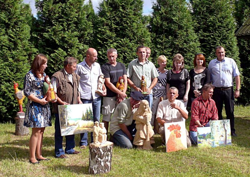 Grupa uczestniczących w plenerze z przewodniczącym Rady Gminy Łuków, Tadeuszem Federczykiem (na zdjęciu pierwszy z prawej). Fot. Arch. UG Łuków