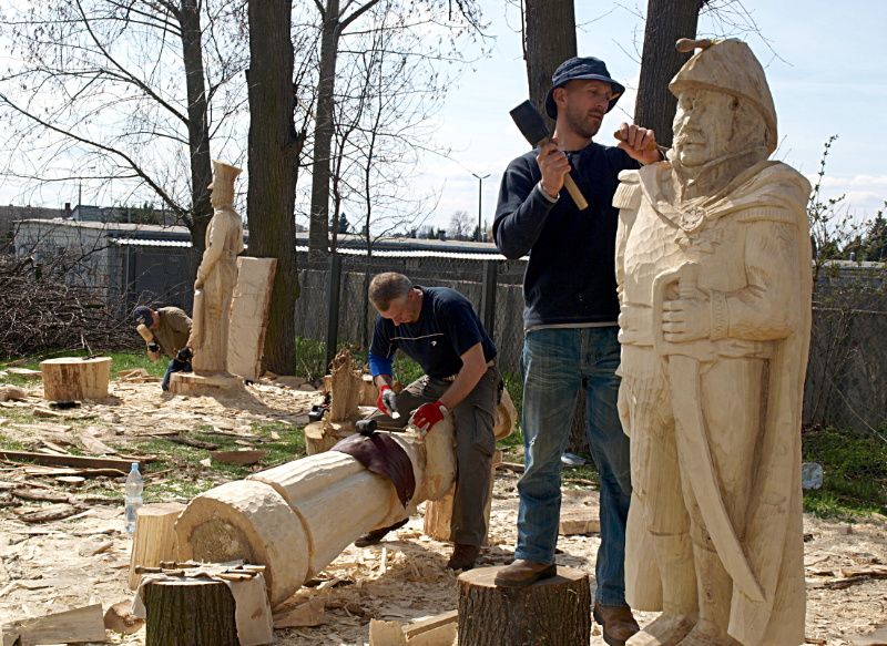 Rzeźbiarze przy plenerowej pracy. Od lewej Krzysztof Osak rzeźbi ułana, Piotr Czubaszek amazonkę, a Robert Sadło rycerza. Fot. MO