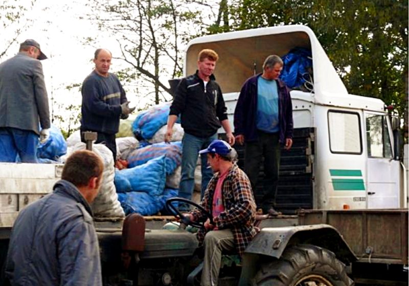Mieszkańcy gminy Krzywda gromadzą dary do transportu do wsi w gminie Wilków. Fot. Arch. UG Krzywda
