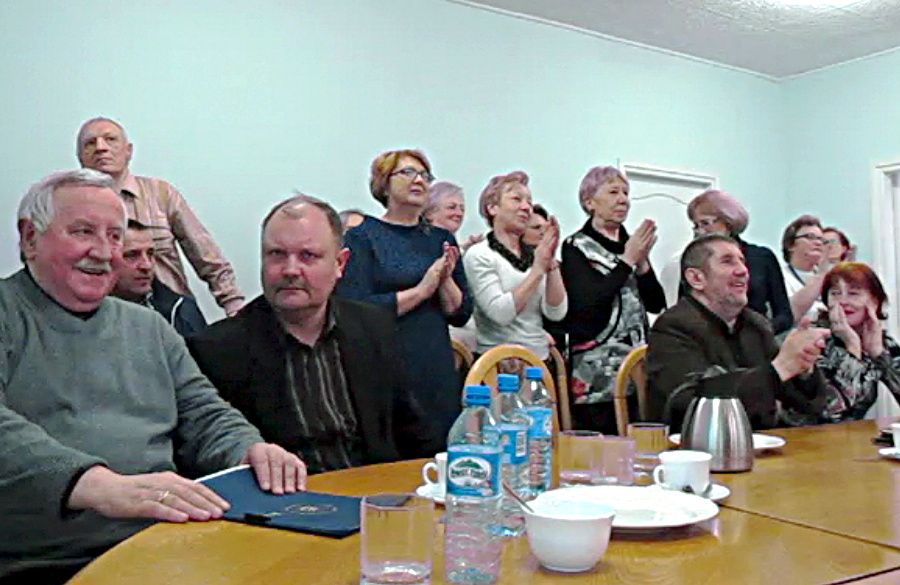 Grupa mińszczan na sesji Rady Miasta zadowolonych z decyzji radnych. Fot. Bono