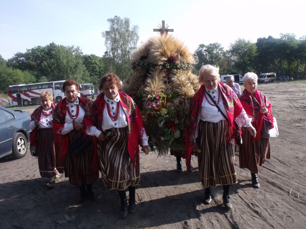 Zespół „Sadownianki” z wieńcem dożynkowym. fot. arch. Starostwa Powiatowego w Węgrowie