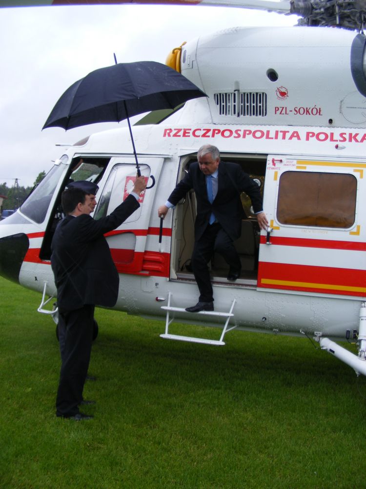 Prezydent Lech Kaczyński wychodzi z helikoptera w Maciejowicach. Fot. J. Janusz 