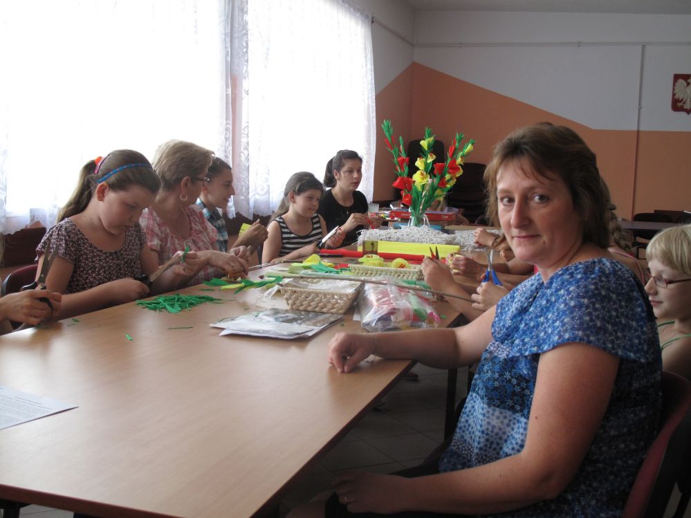 Prezes stowarzyszenia „Nasze Wilczyska” Katarzyna Rajdaszka (na zdjęciu po prawej) jest zadowolona: Akcja się udała. (fot. JP)