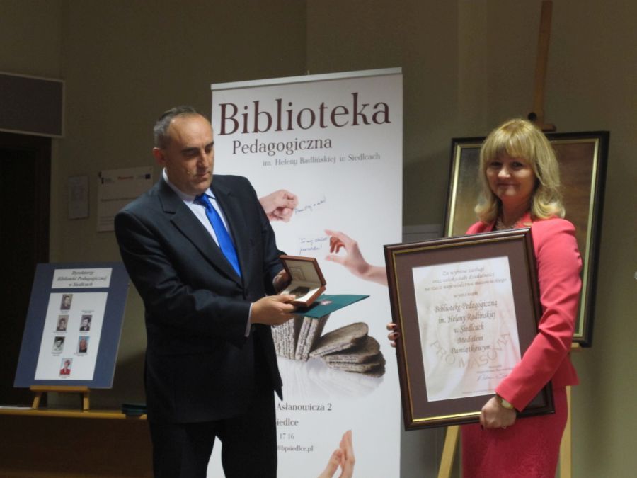 Mirosław Krusiewicz wręcza medal Pro Mazovia Marzenie Kowalczuk, fot. Aneta Abramowicz-Oleszczuk