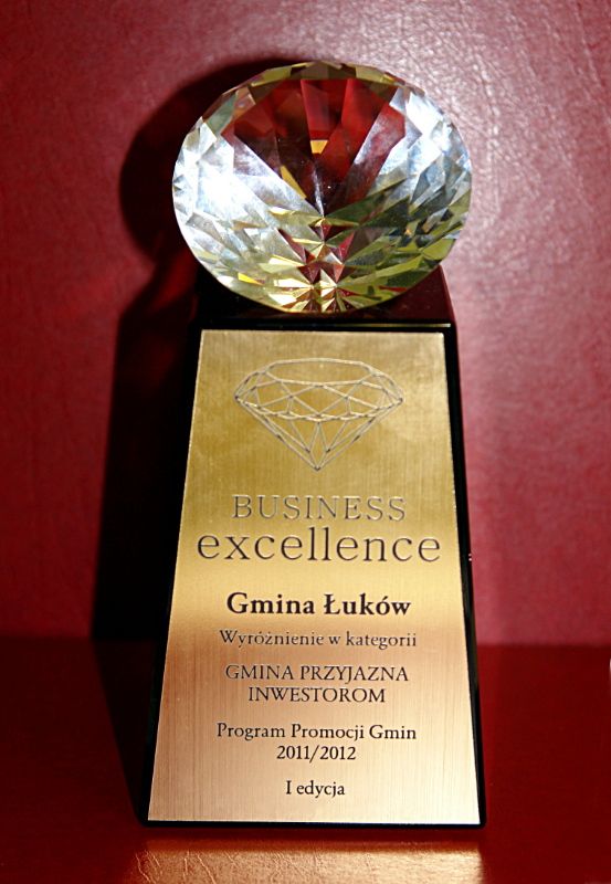 Podpisy do zdjęć: PROMGMIN1.JPG - Statuetka, którą w konkursie „Business Excellence” zdobyła gmina Łuków. Fot. Arch. UG Łuków