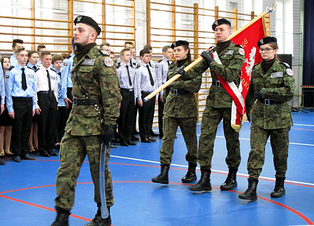 Wręczenie nominacji na wyższe stopnie służbowe odbywa się w Radoryżu według ceremoniału wojskowego. Fot. PGL