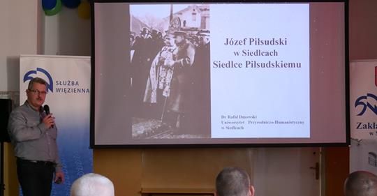 Dr Rafał Dmowski opowiada osadzonym o Józefie Piłsudskim w Siedlcach i o tym, co Siedlce ofiarowały Marszałkowi, fot. ppor. Zbigniew Śpiewak