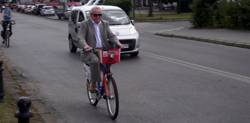 Wojciech Kudelski testuje rower miejski