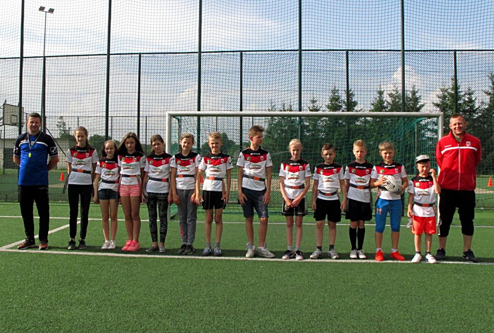 Reprezentacja młodych rugbystów i rugbystek z Trzebieszowa razem ze swymi szkoleniowcami. Fot. PGL