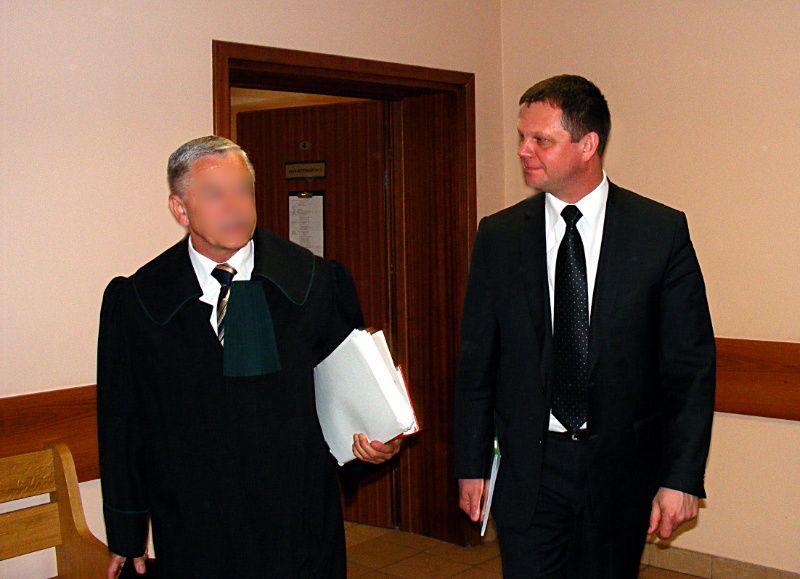 Longin K. (pierwszy z prawej) z adwokatem opuszczają salę rozpraw w łukowskim Sądzie Rejonowym. Czy na twarzy oskarżonego maluje się zmartwienie? (zdjęcie opublikowane za zgodą oskarżonego) Fot. PGL