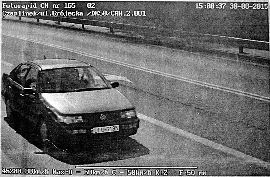 Zdjęcie z fotoradaru zrobione w Czaplinku na ul. Grójeckiej. Kto siedzi za kierownicą samochodu, który jest prawdopodobnie zarejestrowany na Franciszka T. z Rzymów Rzymków?
