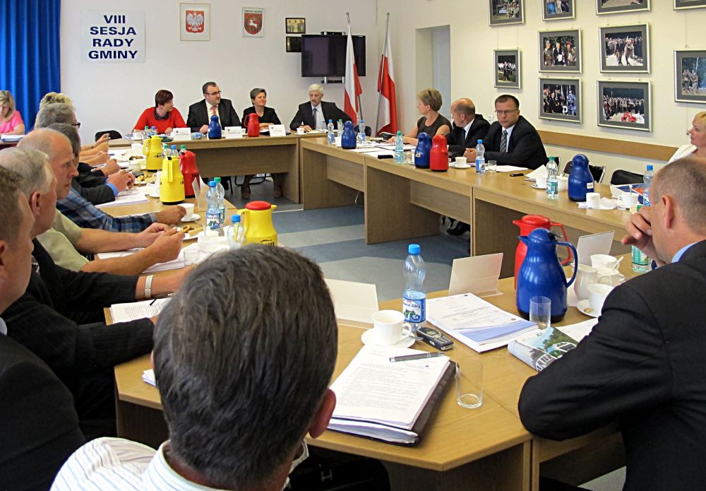 Sesja Rady Gminy Łuków. Radni dyskutują nad sprawą nowych zasad administrowania wiejskich świetlic. Fot. PGL