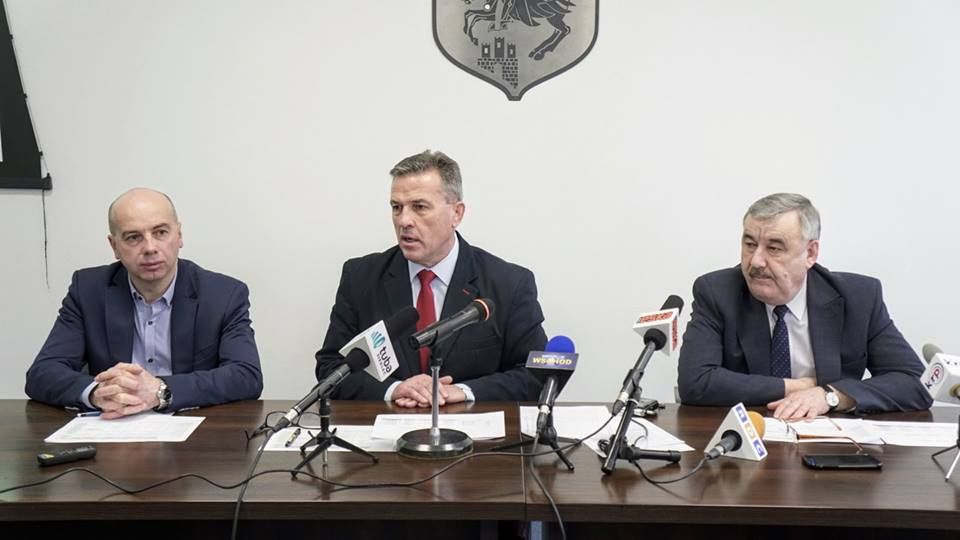 Prezydent Andrzej Sitnik, skarbnik Kazimierz Paryła i p.o. sekretarza miasta Adam Zabijak 