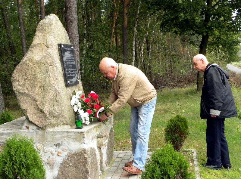 Synowie kpt. Józefa Skibińskiego, (od lewej) Rafał i Michał Skibińscy składają kwiaty pod obeliskiem, upamiętniającym katastrofę z 9 września 1939 r. Fot. PGL