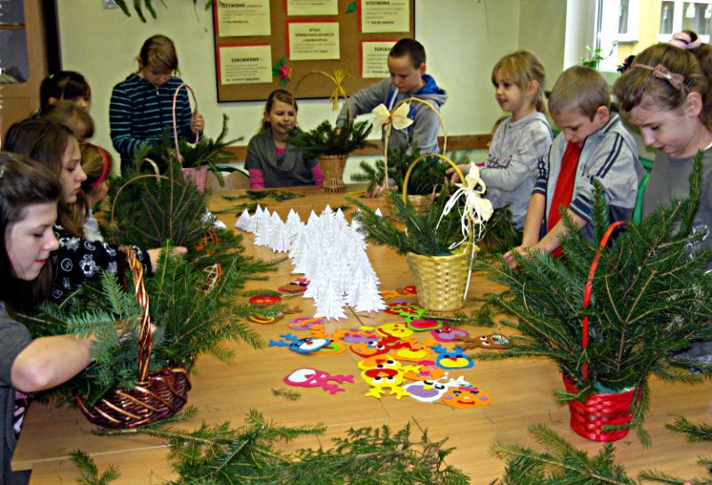 Uczniowie podczas wykonywania świątecznych ozdób. Fot. Arch. „Skolniaka”