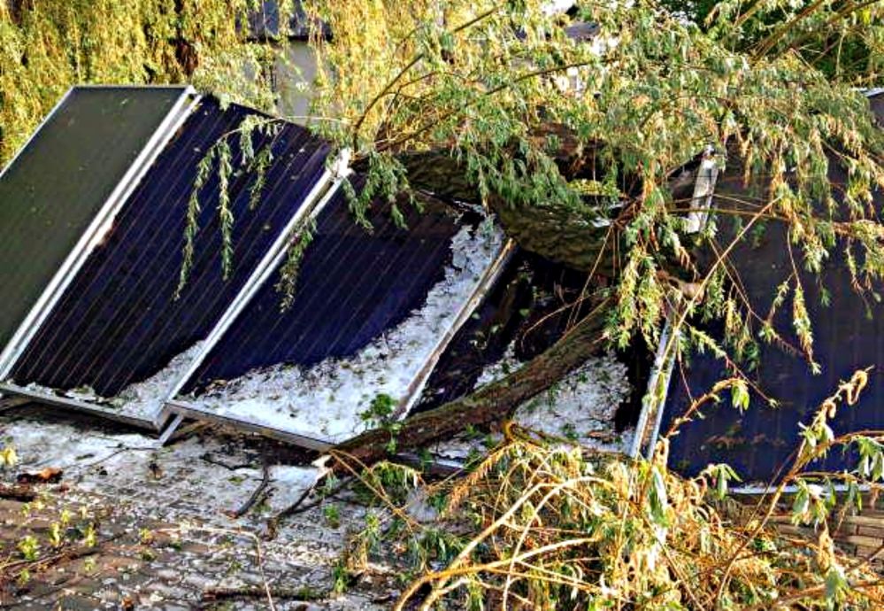 Zniszczone solary przy Domu Pomocy Społecznej w Ryżkach. Fot. Internauta