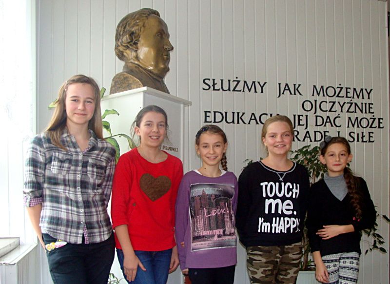 Rozśpiewane dziewczęta ze Szkoły Podstawowej nr 1 w Łukowie. Fot. Arch. SP nr 1