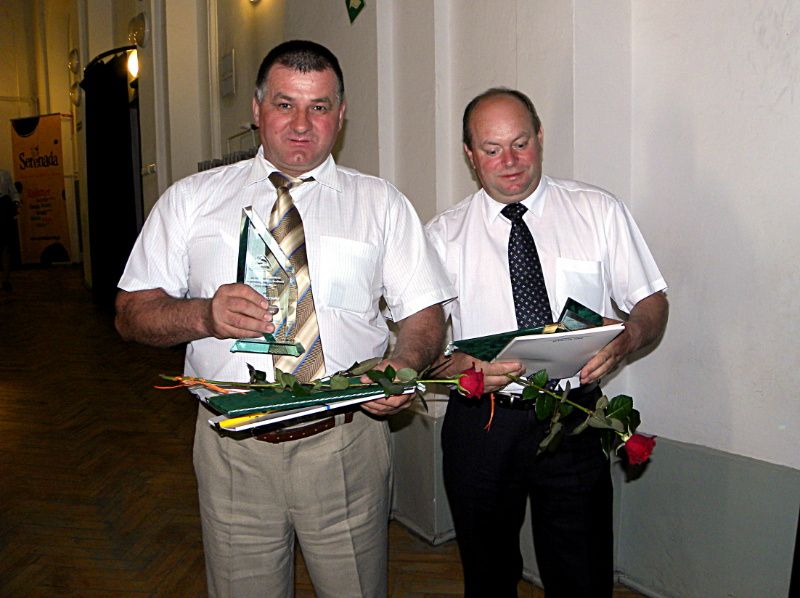 Wśród 16 najlepszych hodowców bydła mlecznego, wyróżnionych przez „Spomlek” kryształowymi statuetkami znalazł się Adam Matysiak (po lewej) i Jerzy Płudowski (po prawej). Fot. PGL