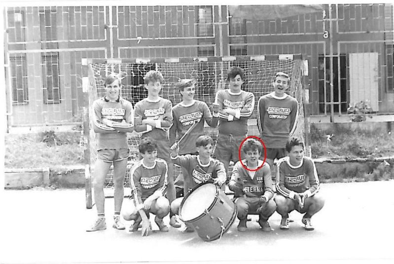 Artur Francuz (na zdjęciu postać zaznaczona kółkiem) z kolegami 
z drużyny sportowej. Na stronie www.tygodniksiedlecki.com publikujemy 
także zdjęcie maturzystów „Mechanika” (klasa A. Francuza) z 1992 roku.