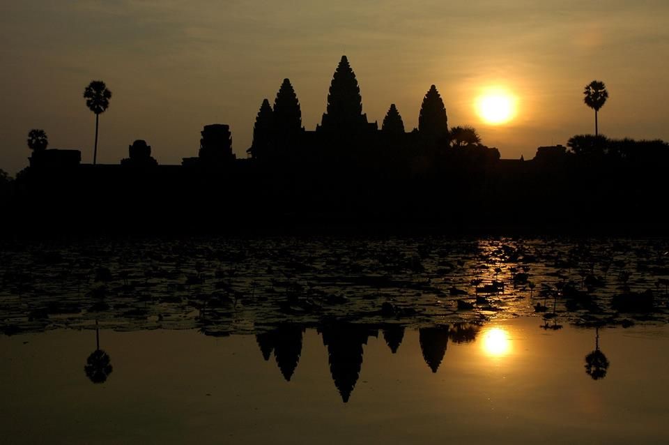 FB/Zamek w Liwie (zdjęcie przedstawia świątynię Angkor Wat w Kambodży).
