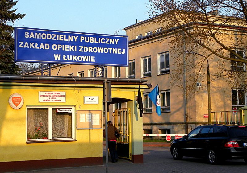Głwna brama wejściowa na teren Szpitala św. Tadeusza w Łukowie. Fot. PGL