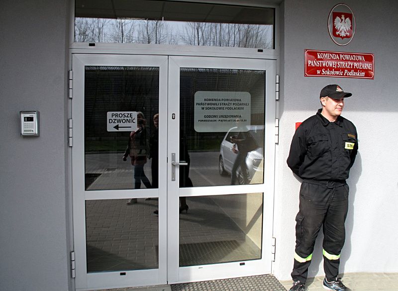 Przed wejściem do nowej strażnicy PSP w Sokołowie Podlaskim. Fot. JP