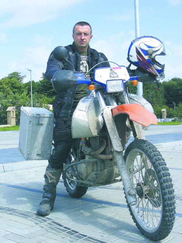 Krzysztof Skolimowski na przerobionym motorze Yamaha TT 600 R.