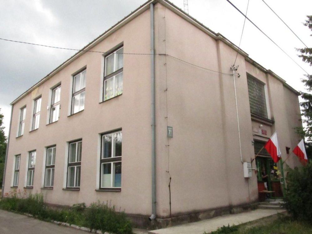 Budynek Niepublicznej Szkoły Podstawowej w Lipinach gmina Mrozy (fot. KPP Mińsk Maz.)