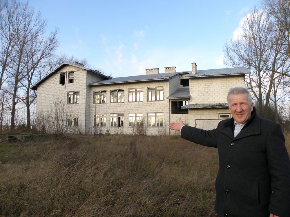 – Ten budynek czeka na kupca – mówi sołtys Marek Matusik. fot. sej
