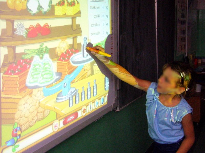 Dzięki tablicy interaktywnej łatwiej tematem lekcji zainteresować dzieci uczęszczające do kl. II. Fot. Arch. ZS w Zagoździu