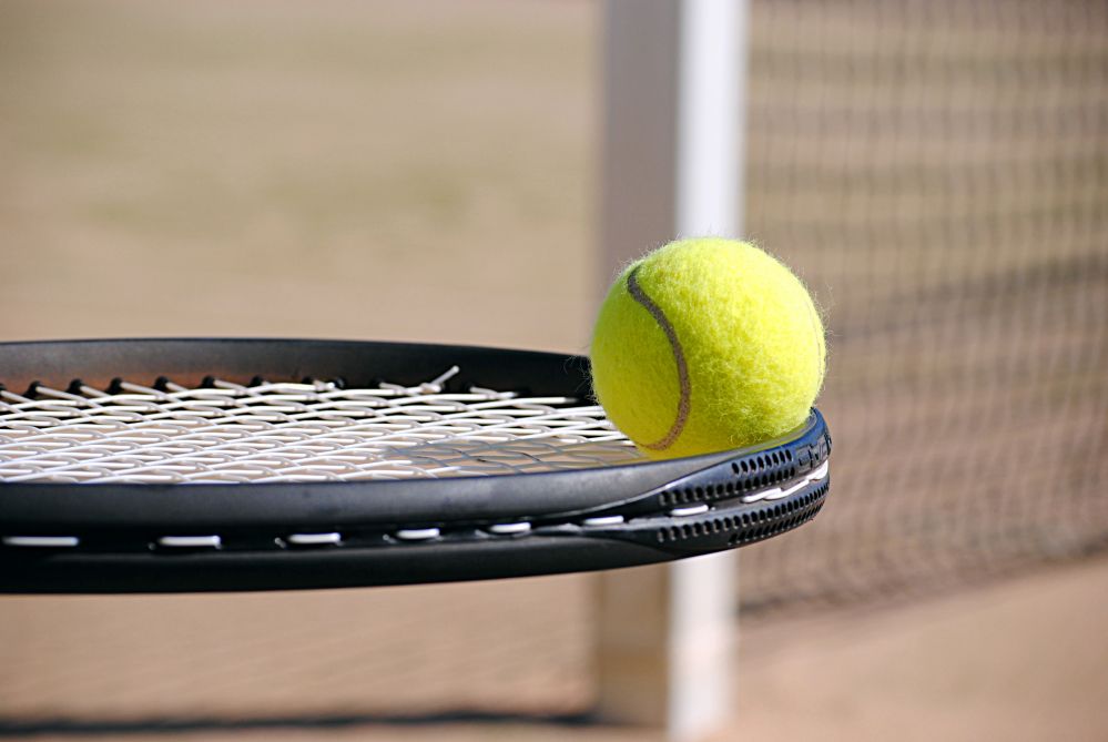 W Łukowie zachęcają młodzież do gry w tenisa. Fot. Nike159, pixabay.com